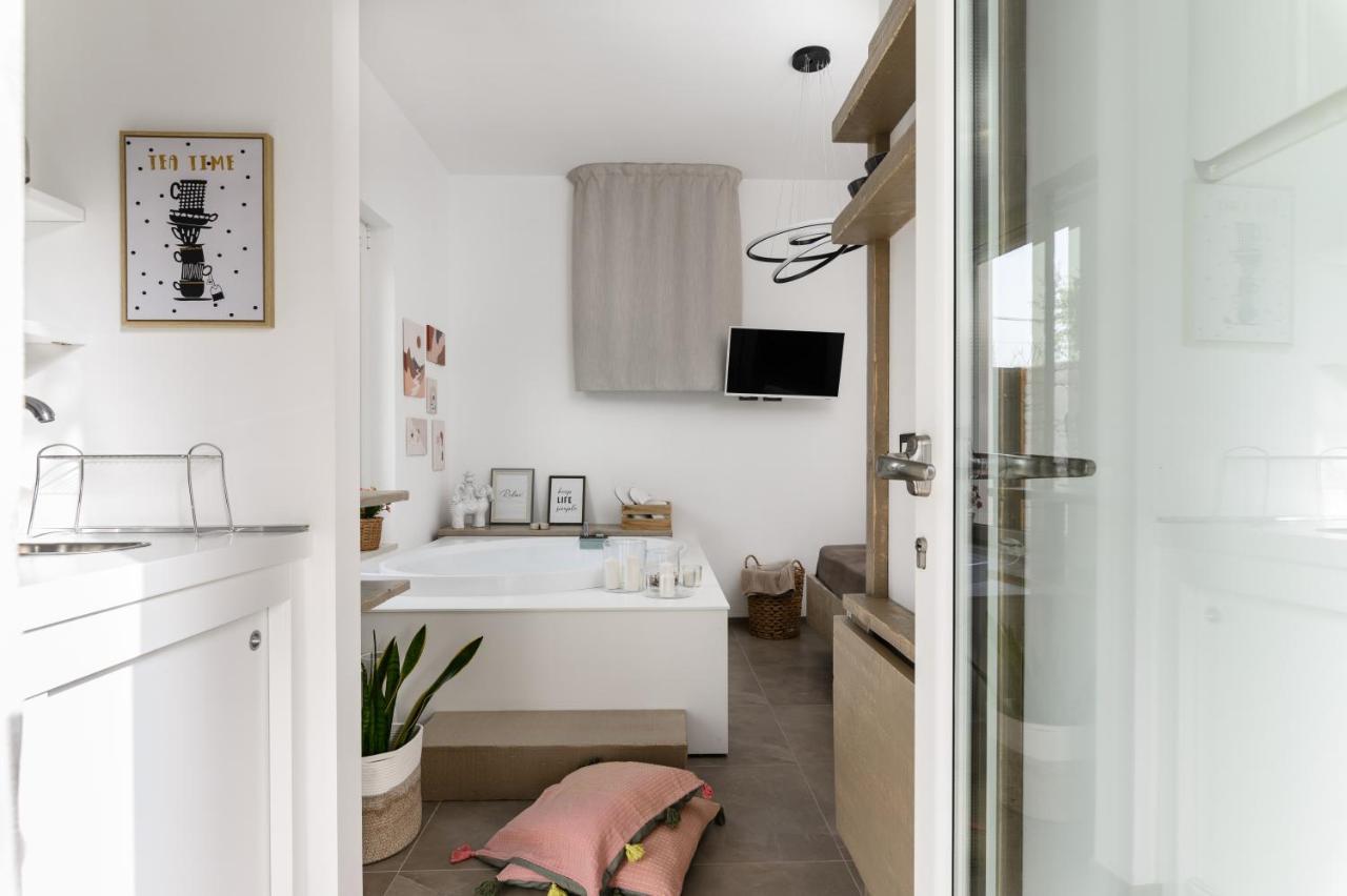 Mandorlocarrubo's Apartment